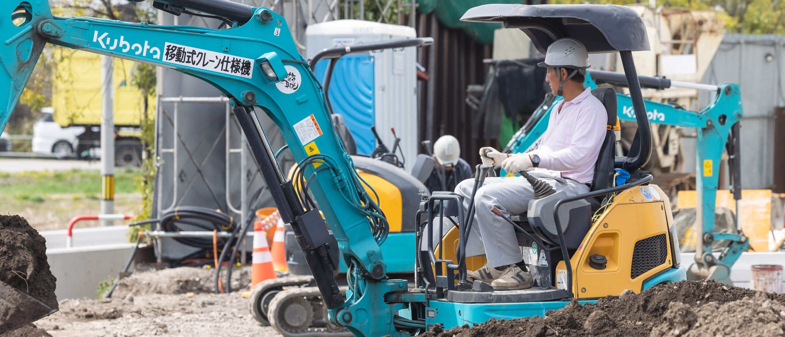 現場で社員がクレーンを操縦しています